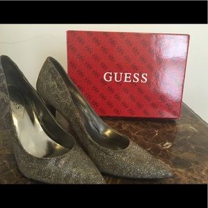 Metallic Guess pumps